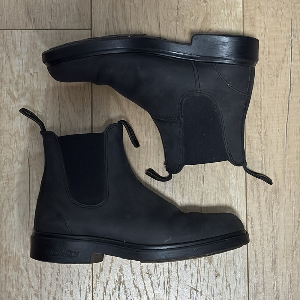 Women’s chisel toe Blundstone boots